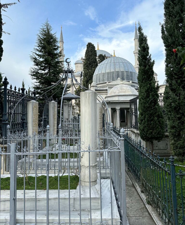 Manutenzione e pulizia delle aree cimiteriali